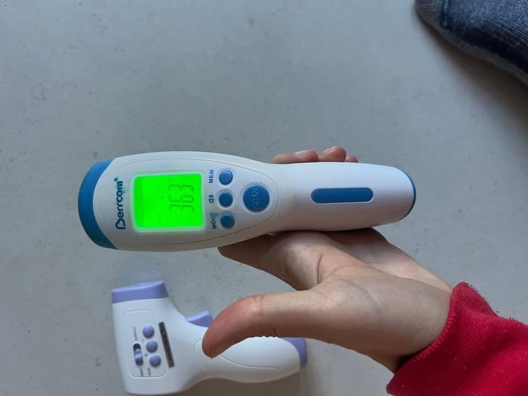 2x Non-contact thermometers