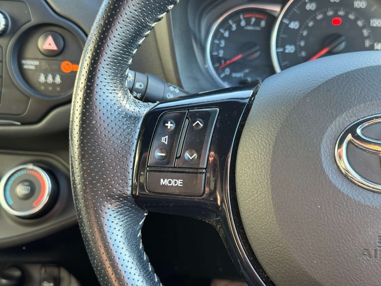 2017 Toyota Yaris 1.3 Yaris Design VVT-i 5dr - NATIONAL DELIVERY* Hatchback Petrol Manual