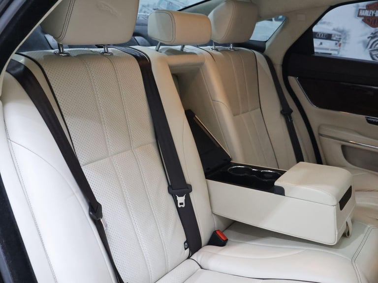 2010 Jaguar XJ 3.0d V6 Portfolio 4dr Auto SALOON DIESEL Automatic
