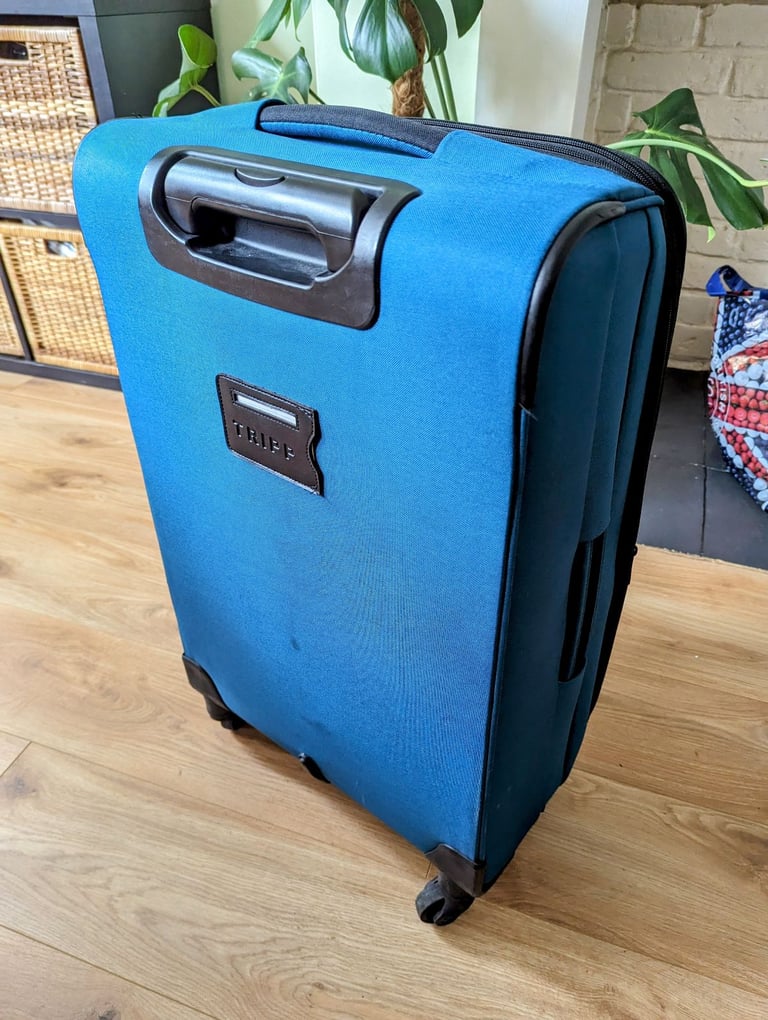 2x BIG TRAVELLING LUGGAGES/SUITCASES