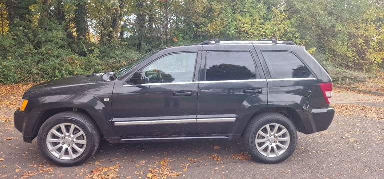 JEEP GRAND CHEROKEE OVERLAND 3LITRE CRD 4X4 FACTORY BLACK. FULL MOT
