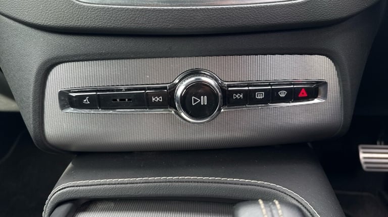 2021 Volvo XC90 Recharge R-Design Pro, T8 AWD plug-in hybrid, 7 Seats Estate Petrol Parallel PHEV...