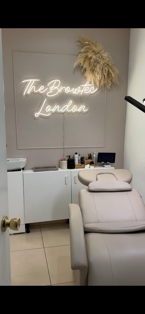 Lotus Monroe Eyebrow/Eyelash Beauty Bed