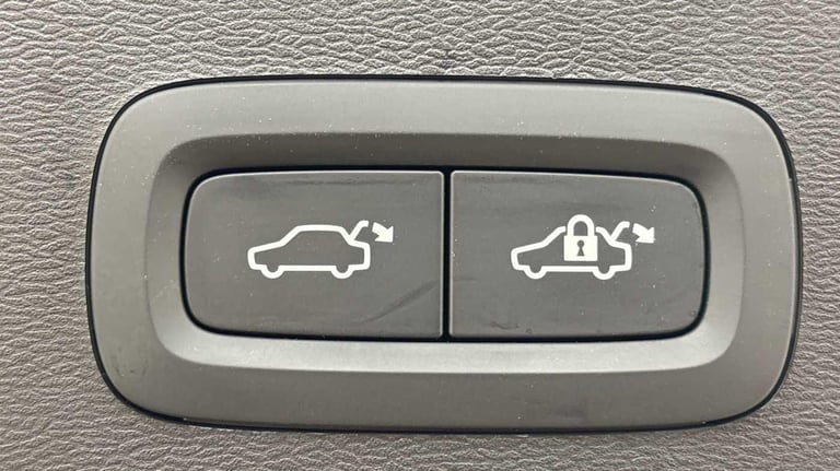 2025 Volvo XC40 2.0 B3P Ultra Dark 5dr Auto ESTATE PETROL Automatic