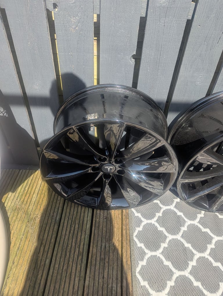 Tesla 21 inch wind turbine alloys 