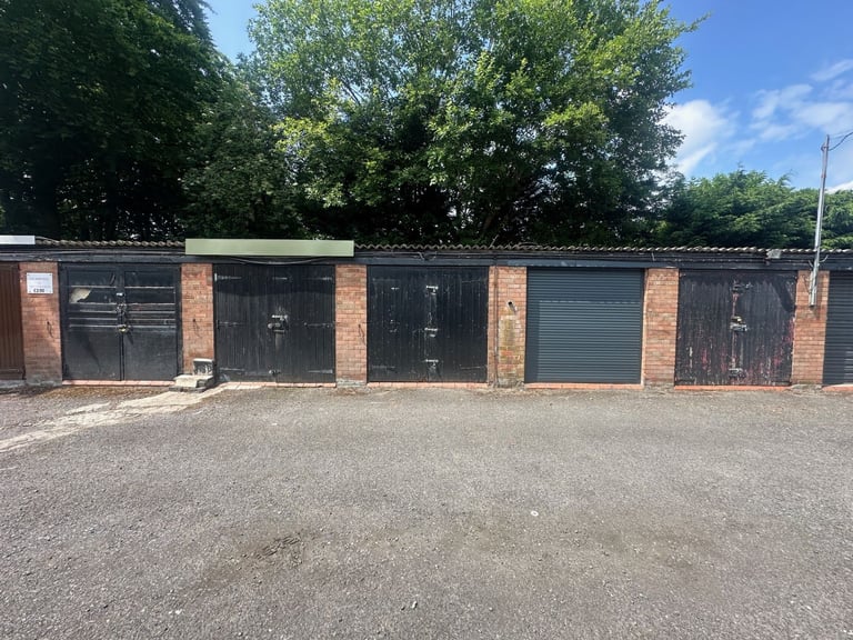 GARAGE TO RENT: BURY, GREATER MANCHESTER: