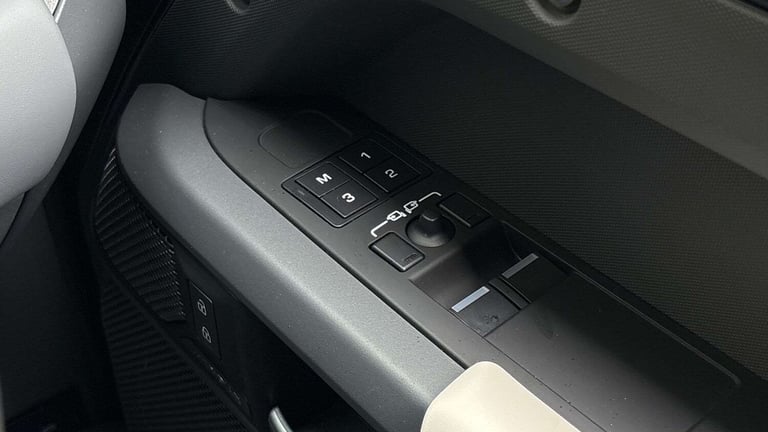 2024 Land Rover Defender 3.0 D250 X-Dynamic HSE 90 3dr Auto ESTATE DIESEL Automatic