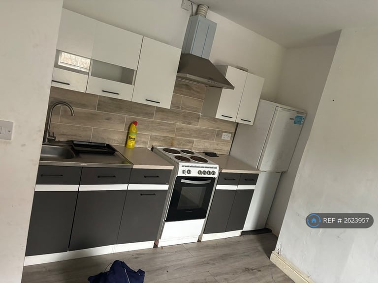 1 bedroom flat in Cross Street, Accrington, BB5 (1 bed) (#2623957)