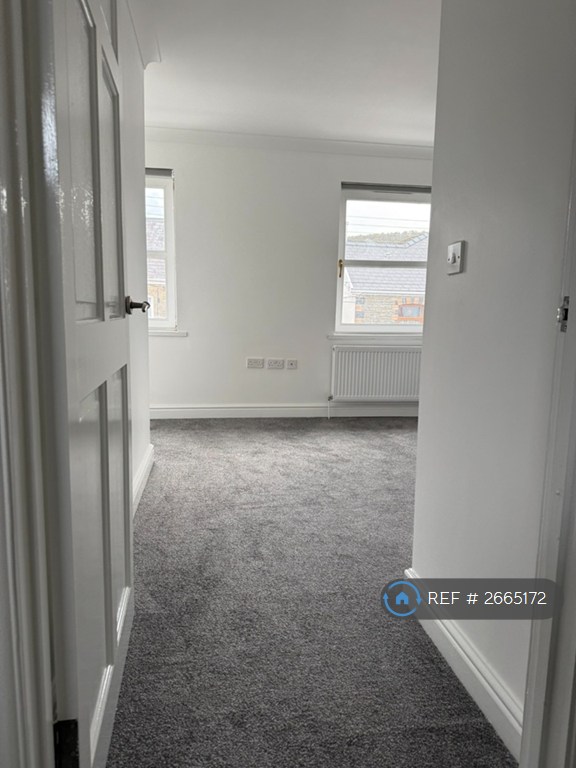 3 bedroom house in Grove Road, Pontardawe, Swansea, SA8 (3 bed) (#2665172)