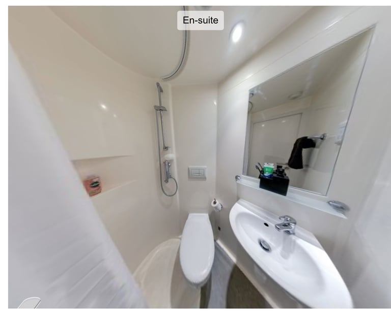 Room in shared flat 2 minute walk to Luton university 