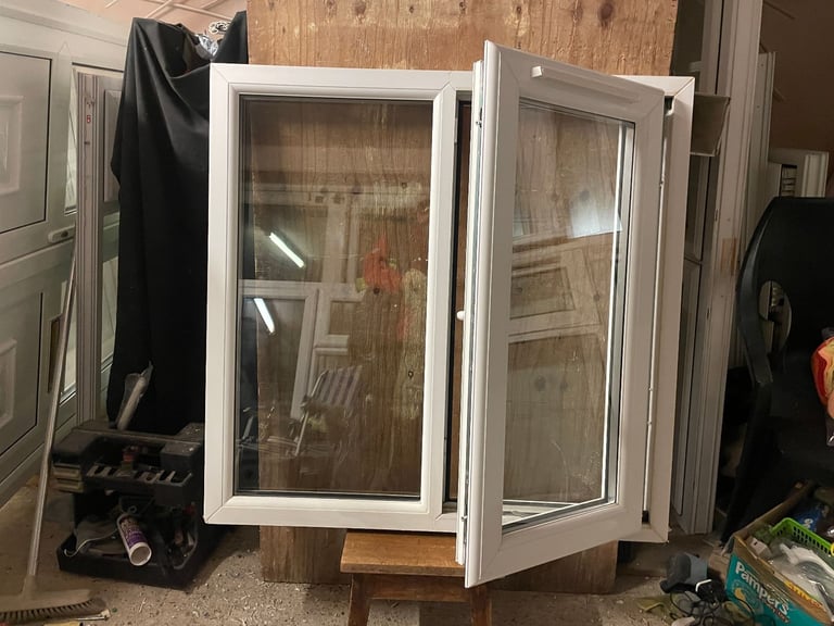 H 97.5 x W 99.5 cm - GOOD CONDITION UPVC DOUBLE GLAZED WINDOW - CLEAR GLASS (REF: MJ300)