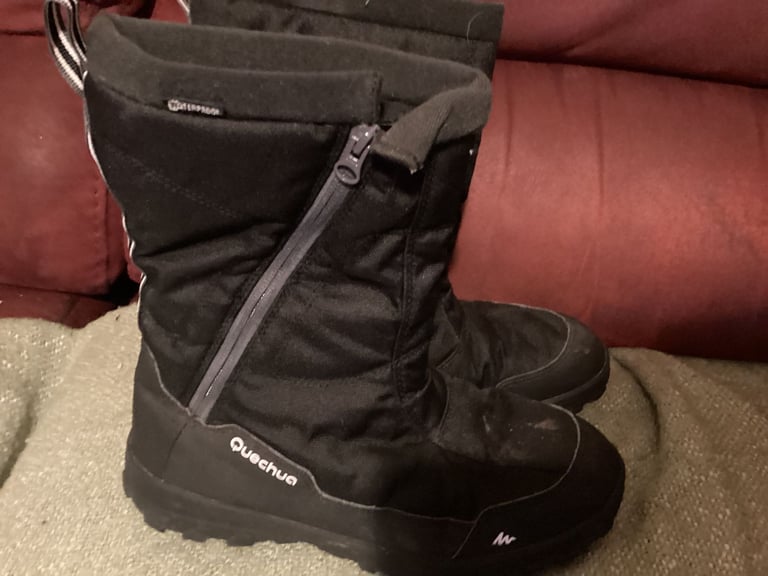 image for Snow boots size 7
