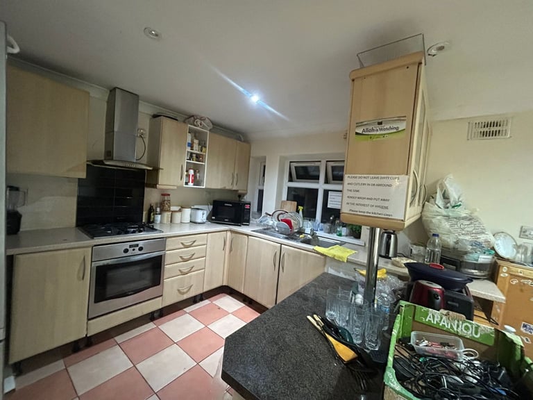 Lovely Double Room to rent. Greenford. Student/Working professional. £850pm including bills.UB6 8SD