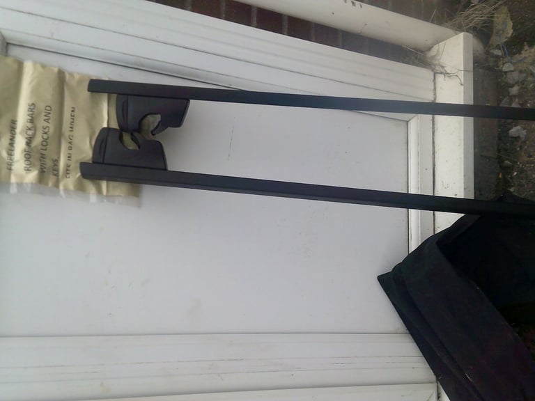 FREE LANDER ROOF RAIL CROSS BARS UNUSED WITH 2 KEYS