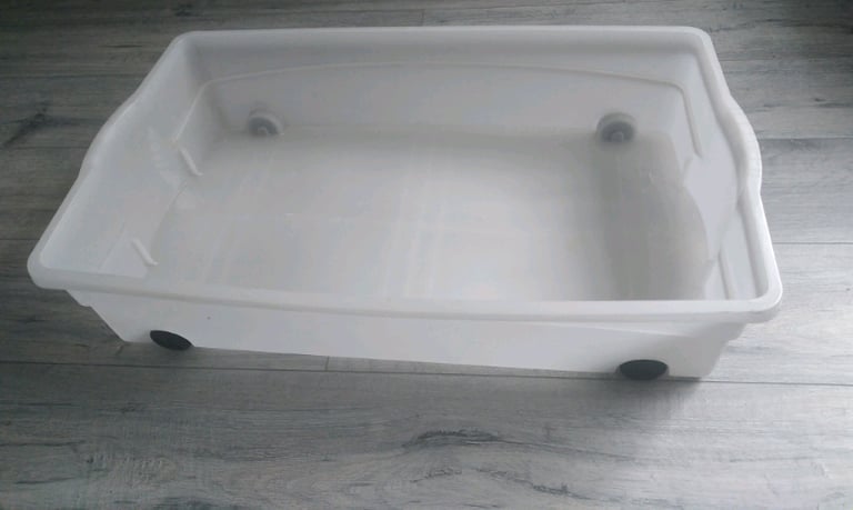 Under bed storage box with wheels