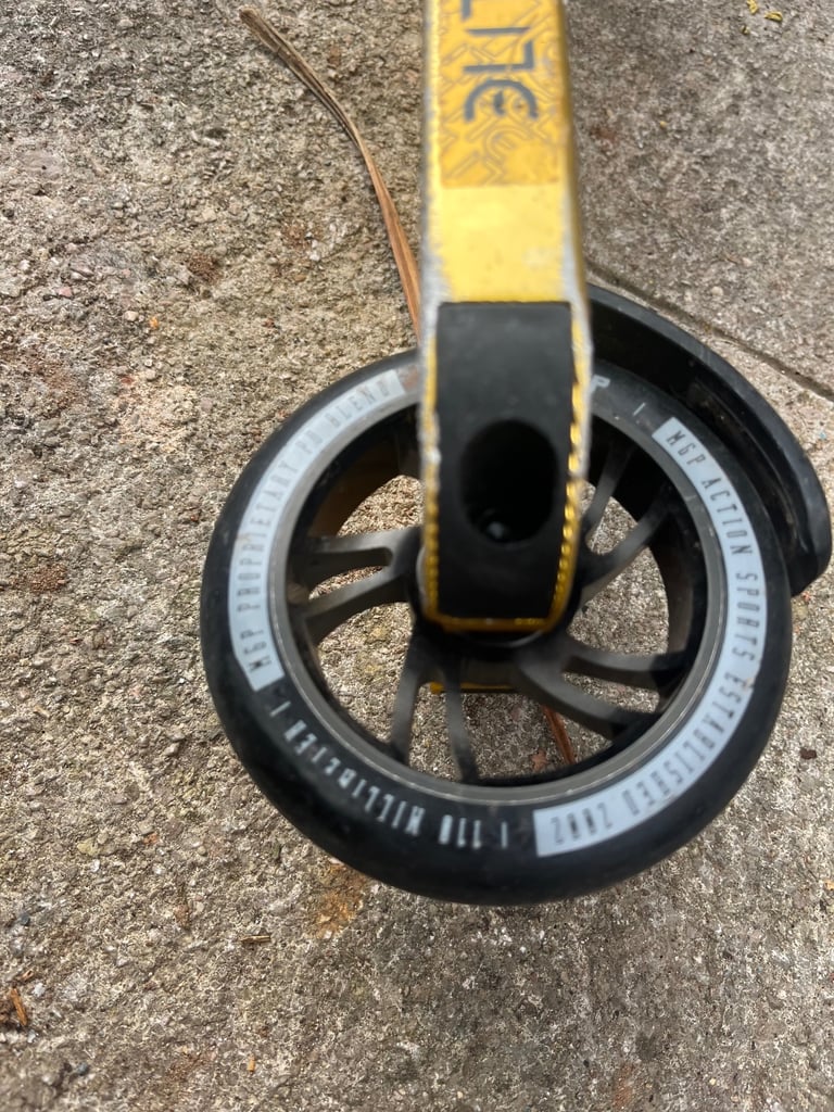 MADD GEAR scooter