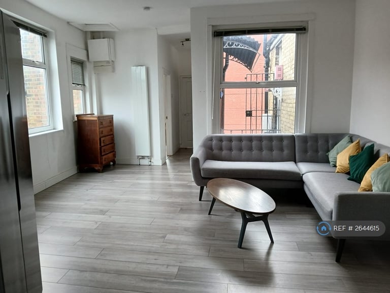 1 bedroom flat in Vale Road, London, N4 (1 bed) (#2644615)