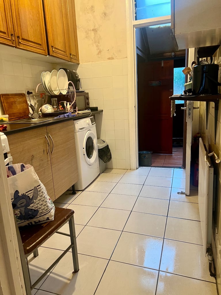 Big double room for rent near station 