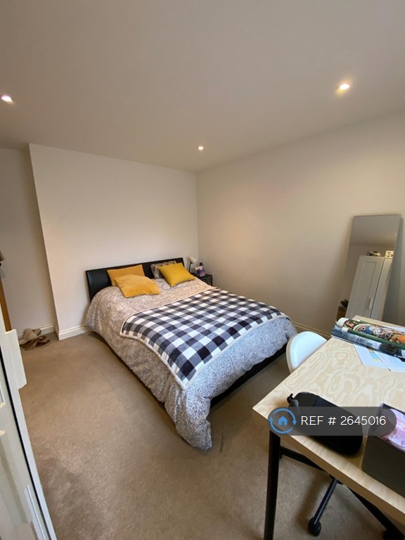2 bedroom flat in Black Prince Rd, London, SE11 (2 bed) (#2645016)