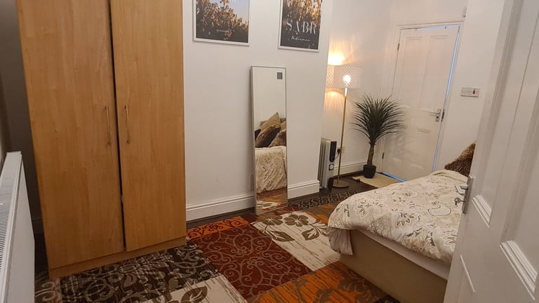 Double room with ensuite near Heath Hospital 