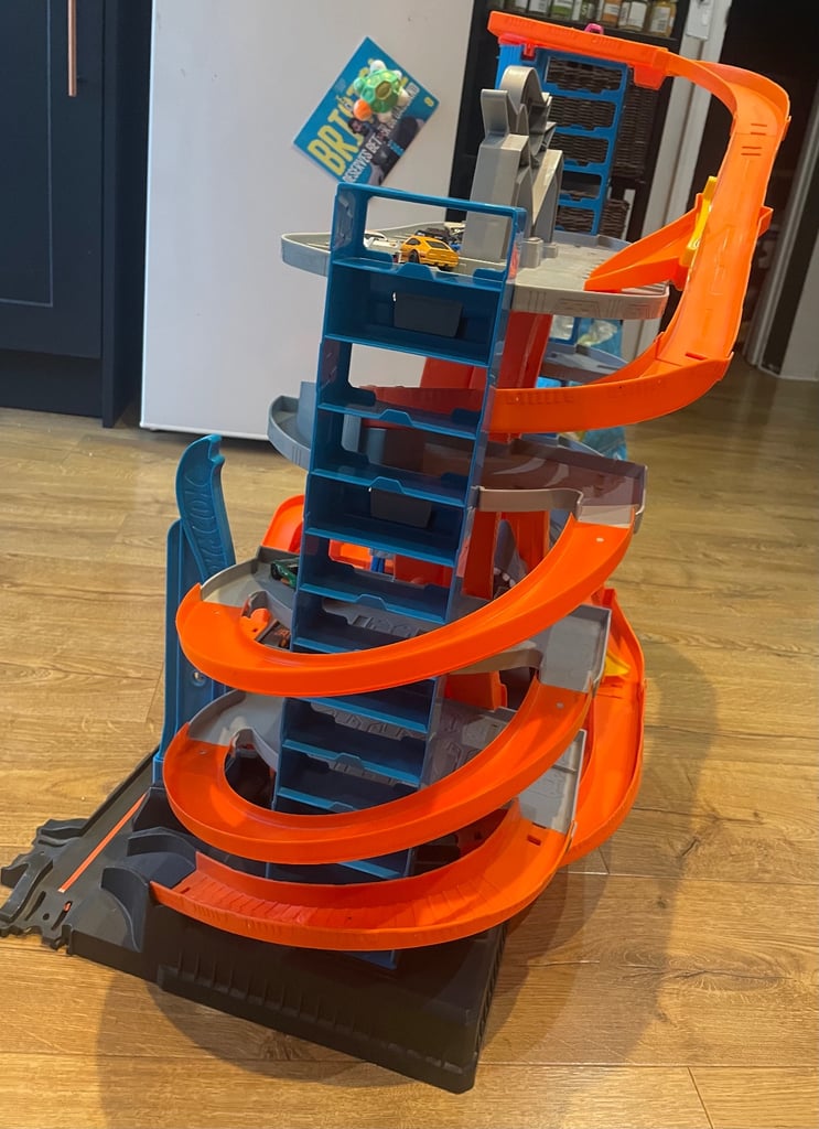 Hotwheels ultimate garage 