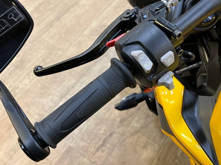 2025 Triumph Street Triple 765 RS PREMIUM COLOUR Petrol yellow 6 Speed