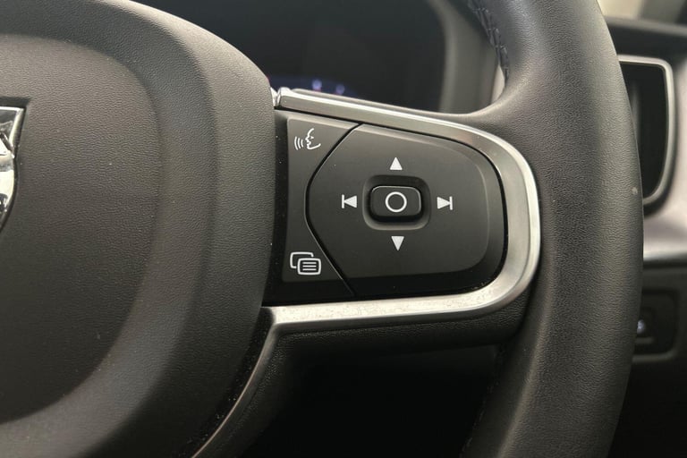 2022 Volvo XC60 Momentum, B5 AWD mild hybrid ESTATE Petrol/Electric Hybrid Automatic