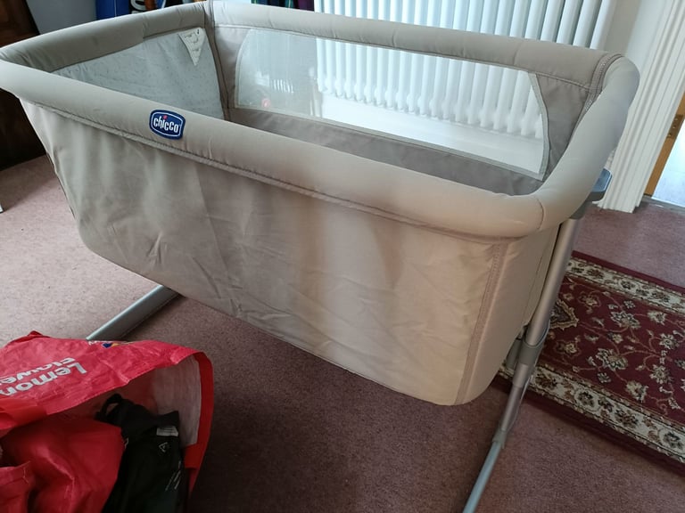 Chicco next to me bedside crib with sheets