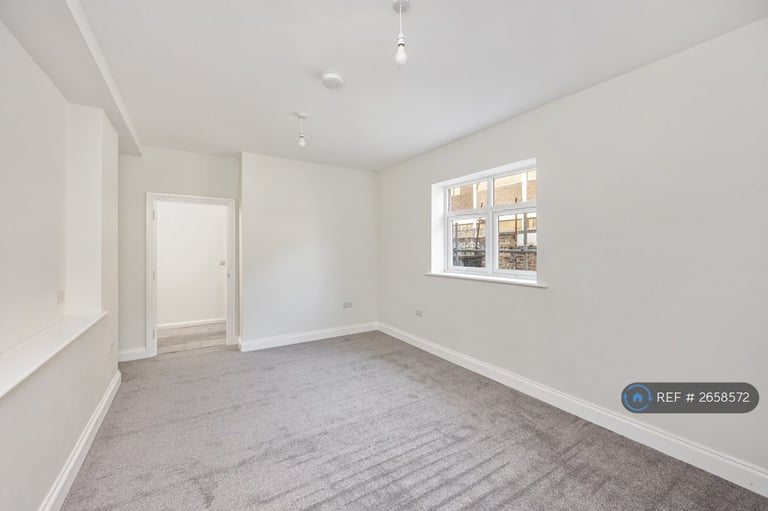 3 bedroom flat in West Street, Brighton, BN1 (3 bed) (#2658572)