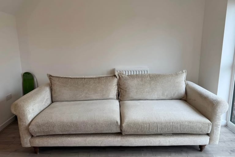 image for Ashley Manor MYA Grand 4+ Seater Full Back Sofa RRP £2500