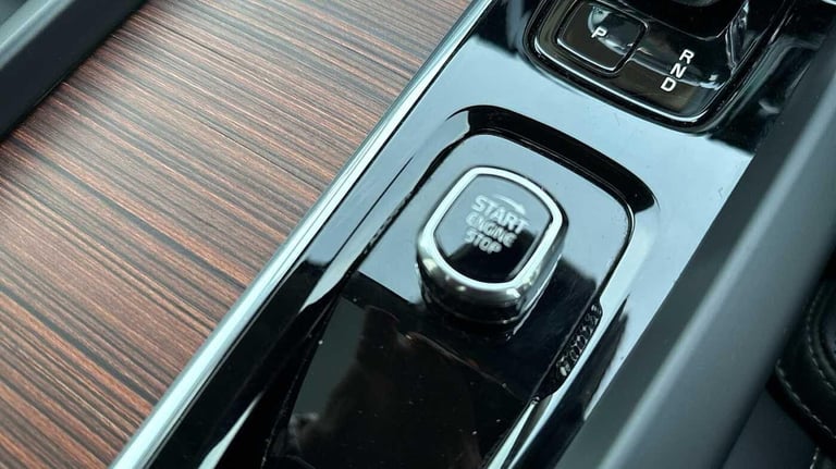 2024 Volvo XC60 Ultimate, B5 AWD Mild hybrid, Petrol, Dark ESTATE Petrol/Electric Hybrid Automatic