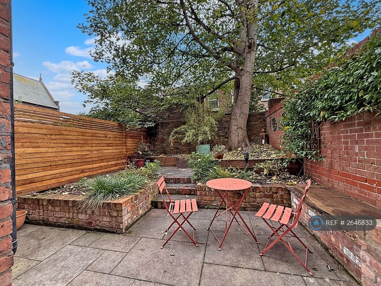 2 bedroom flat in Hartington Road, Toxteth, Liverpool, L8 (2 bed) (#2646833)