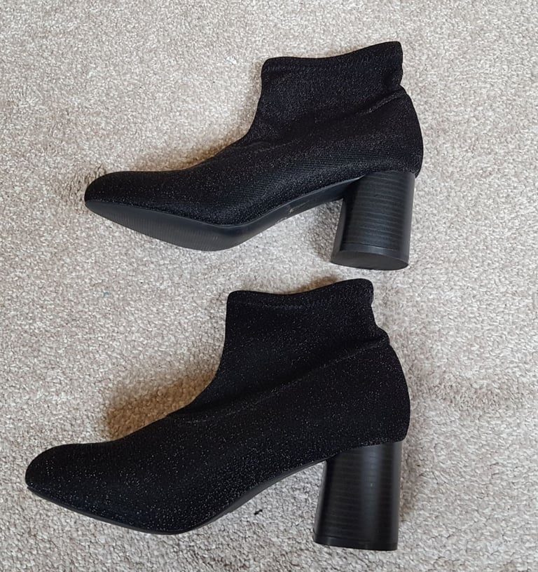 Ladies ankle pull on boots Size 7