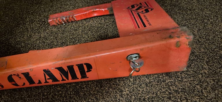 Hitch lock and wheel clamp for trailer, caravan, camper, motorhome.