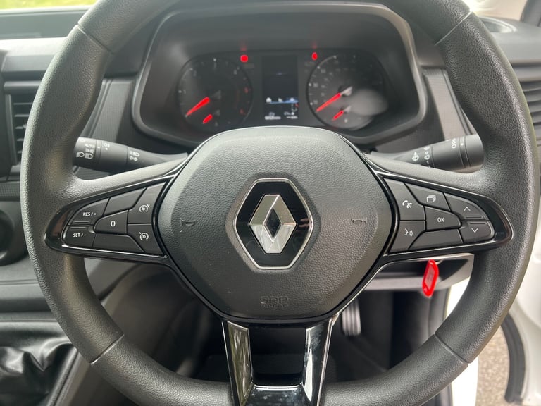 RENAULT TRAFIC SL28 2.0 BLUE DCI 130PS BUSINESS L1H1 SWB VAN 72 REG 66,100 MILES