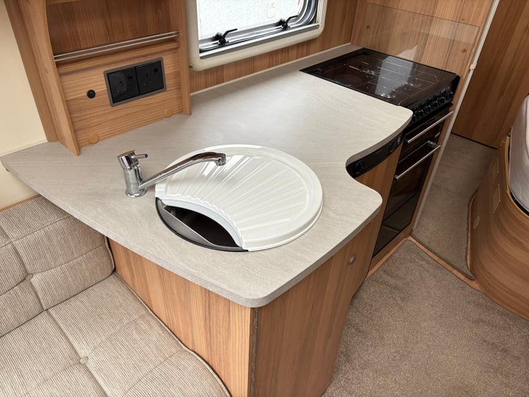 BAILEY PEGASUS VERONA - FIXED BED CARAVAN WITH END WASHROOM AND MOTORMOVER