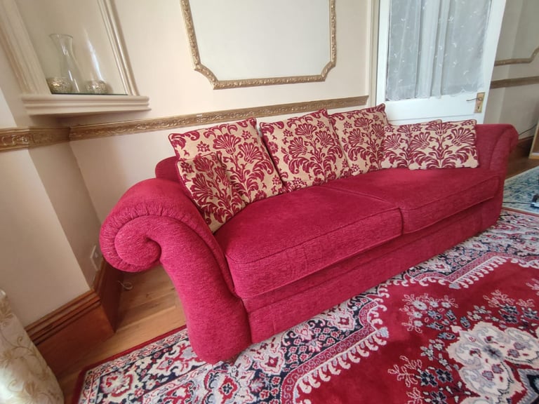BEAUTIFUL SOFA 3 & 2 SEATER + CUSHIONS + LARGE MATCHING RUG **EXCELLENT CONDITION ** WASHABLE 