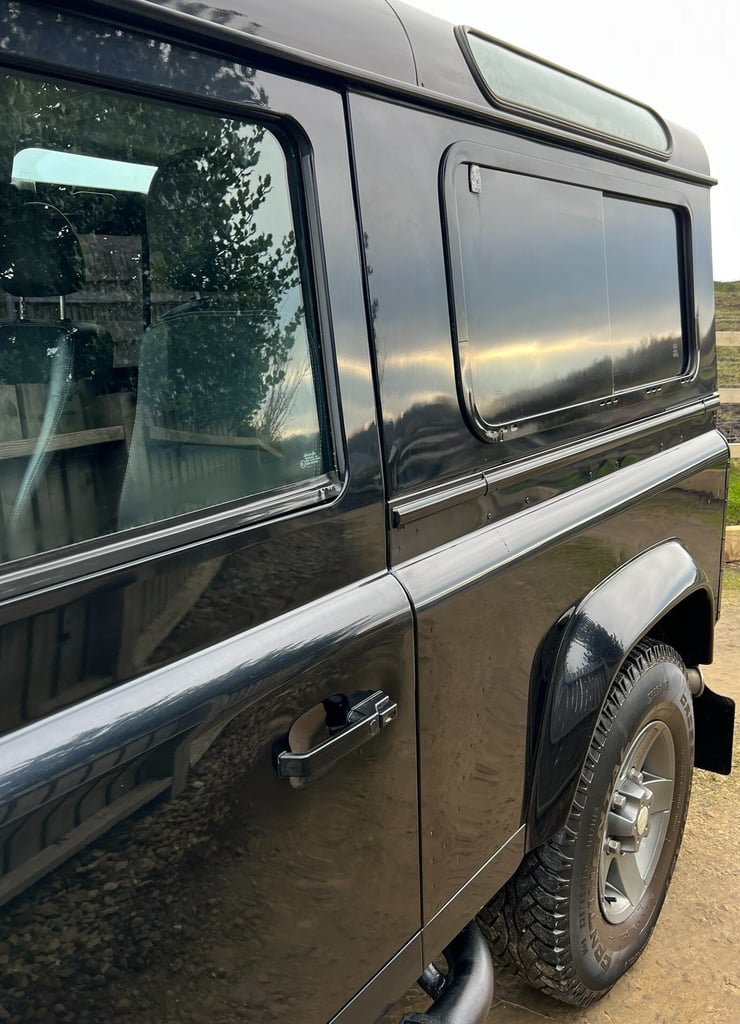 2011 - 61 Land Rover Defender 90 2.2 TDCi XS 4WD SWB Euro 5 WINDOW VAN Diesel