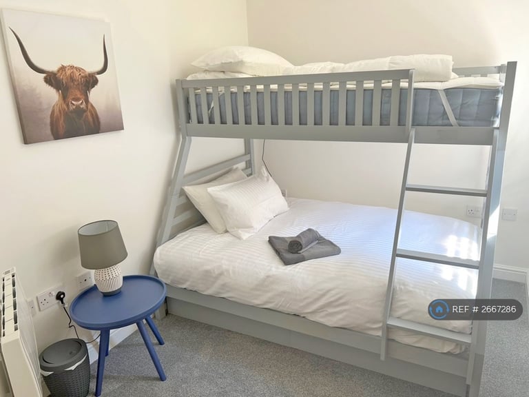 2 bedroom flat in Royal Esplanade, Margate, CT9 (2 bed) (#2667286)