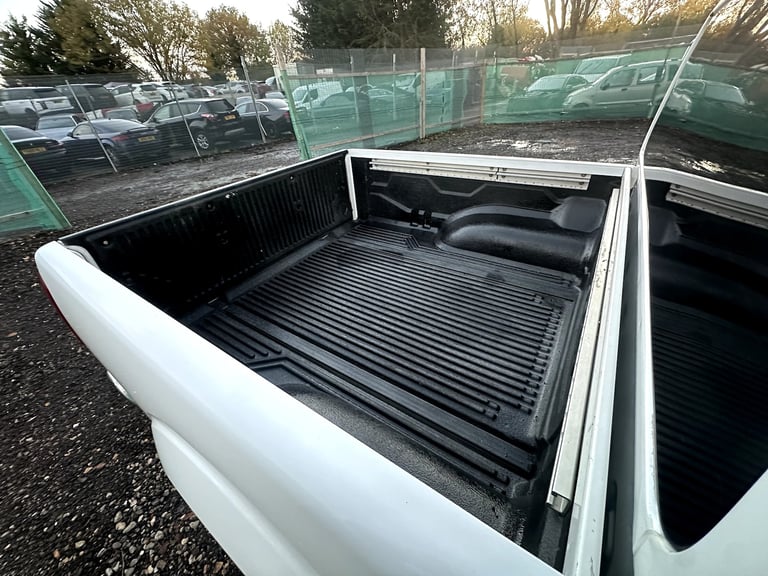 2013 Nissan Navara 3.0 dCi V6 Outlaw 4WD Diesel 4-Door Diesel