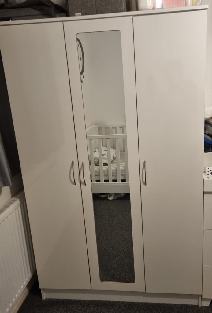 Triple wardrobe with mirror 