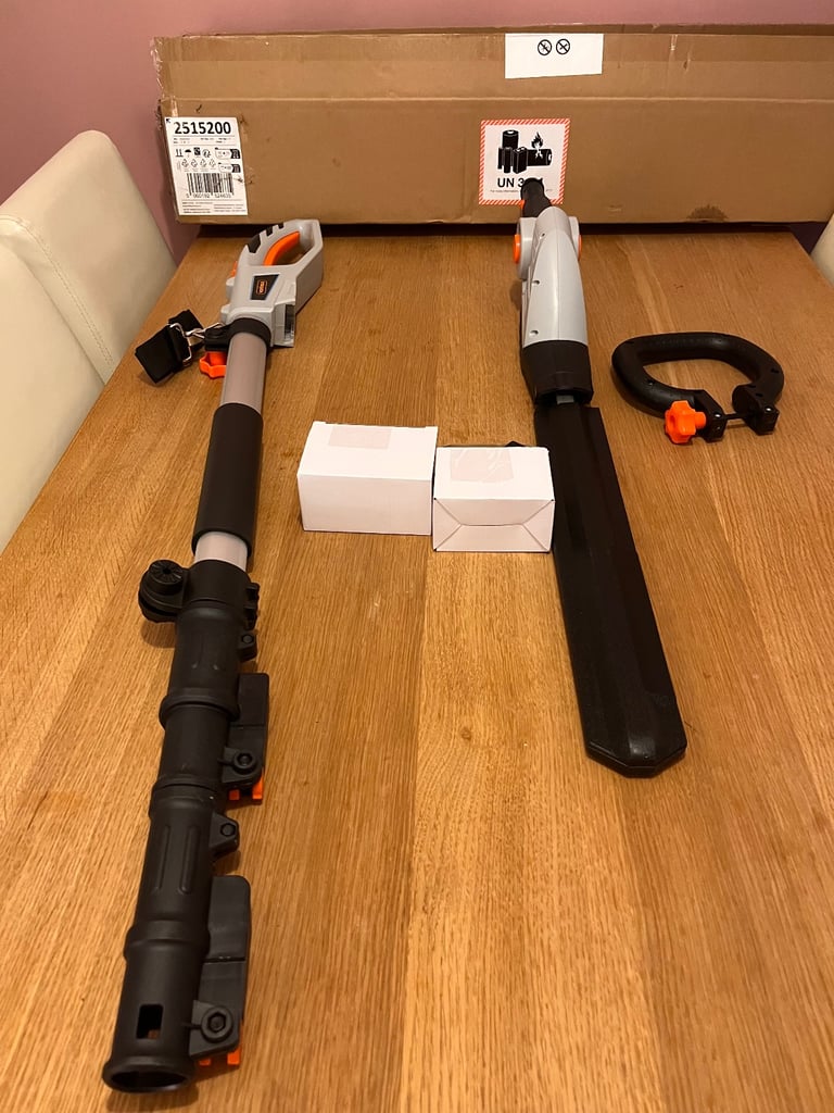 Cordless pole hedge trimmer 