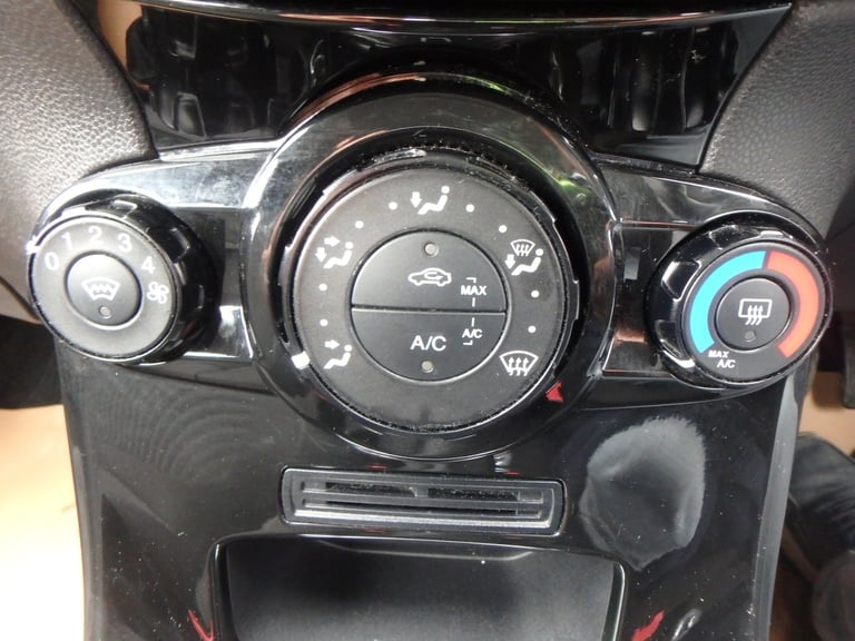 2013 Ford Fiesta 1.25 82 Zetec 5dr...All 13 Service Stamps in the Book HATCHBACK Petrol Manual