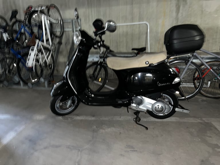 VESPA Moped 2011, Piaggio, 124 (cc)