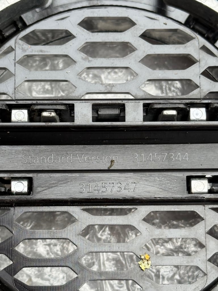 Volvo XC40 Front Inscription Grille 2017 Onwards Now P/N 31457347 & 31457344. 