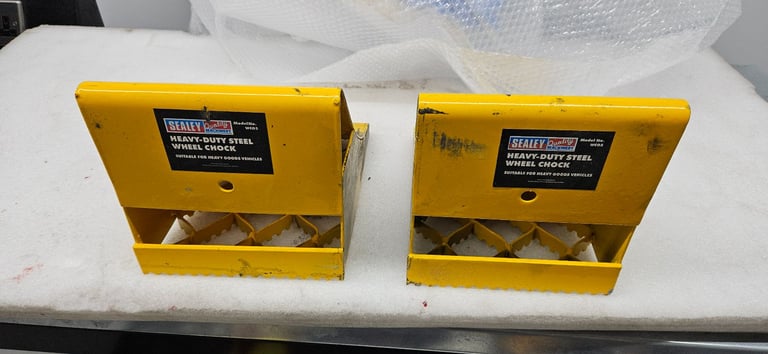 Heavy duty wheel chocks