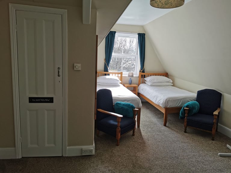 Shared room to let in Leeds city centre. Bills included. Available now