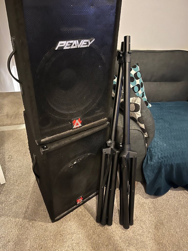 image for 2 peavey speakers with stands very loud