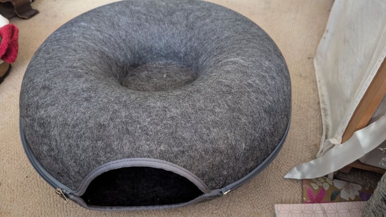 Cat doughnut and heated mat