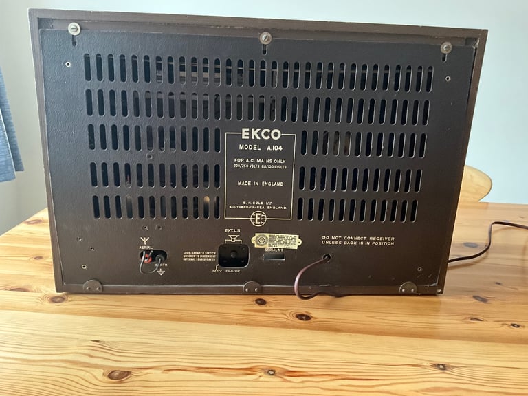 VINTAGE ECKO A-1O4 MAINS VALVE RADIO, WOOD VENEER CASE. Working condition 